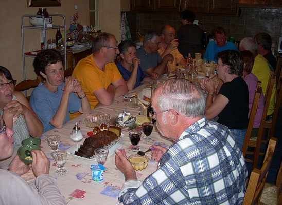 Abendessen in einer vollen Herbege im Aubrac. Wegen des Almauftriebs war es schwierig eine Herberge zu finden. Dank freundlicher Franzosen wurden wir auf die umliegenden Dörfer verteilt.