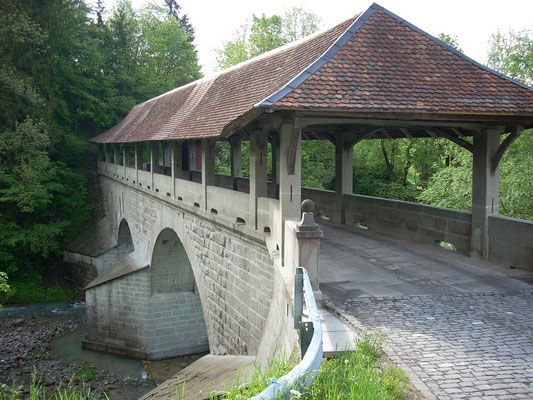 Nach meiner ersten großen Steigung auf den Etzelspass ging es über die historische Bogenbrücke (Teufelsbrugg)