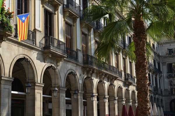 Plaça Reial im gothischen Viertel Barri Gòtic