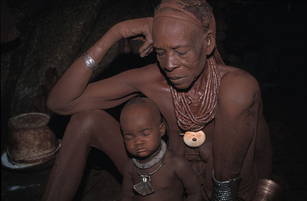 Himba-Frau mit Enkel im Kaokoveld, nördliches Namibia