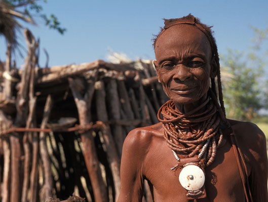 Himba-Frau im Kaokoveld, nördliches Namibia