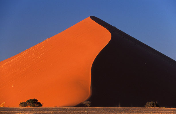 Sterndüne bei Sonnenaufgang am Weg zum Sossusvlei in der Namib Wüste, Namibia