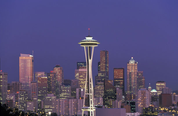 Space Needle vor der Skyline von Seattle, USA