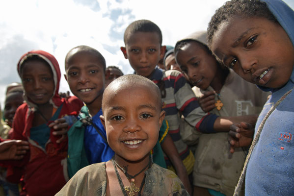 Neugierige Kinder in der Nähe von Gondar, Äthiopien