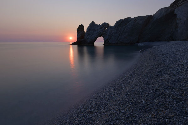 Sonnenaufgang am Strand von Lalaria, Skiathos, Griechenland