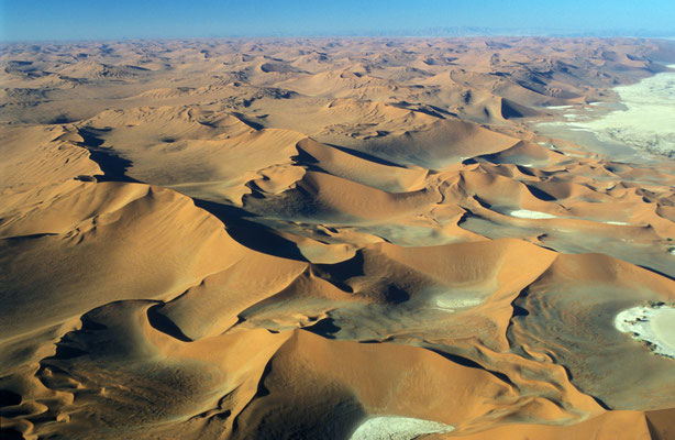 Über dem Sandmeer der Namib bei Sossusvlei, Namibia