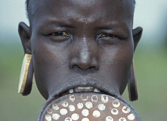 Mursi-Frau mit Tellerlippe, Süd-Äthiopien