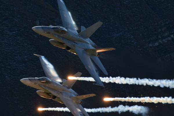 F/A-18 Hornet beim Abschuss von Täuschkörpern (Flares), Fliegerschießen Axalp, Schweiz 2017 - Nikon D800 / Nikkor 200-500/5.6