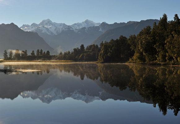 Mount Cook und Mount Tasman spiegeln sich zeitig in der Früh im Lake Matheson, Neuseeland