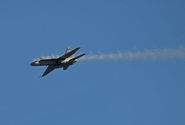 F/A-18 Hornet beim Abfeuern der Bordkanone, Fliegerschießen Axalp, Schweiz 2017 - Nikon D800 / Nikkor 200-500/5.6