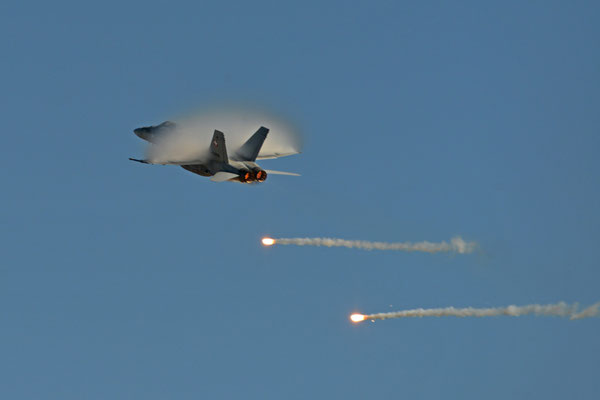 F/A-18 Hornet beim Abschuss von Täuschkörpern (Flares), Fliegerschießen Axalp, Schweiz 2017 - Nikon D800 / Nikkor 200-500/5.6