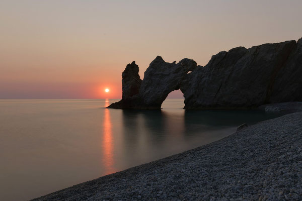 Sonnenaufgang am Strand von Lalaria, Skiathos, Griechenland