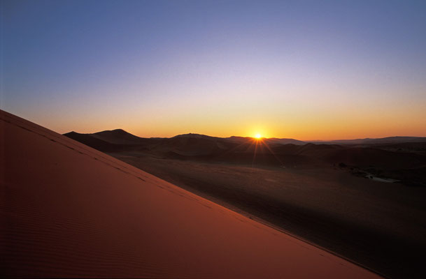 Sonnenaufgang im Sossusvlei in der Namib-Wüste, Namibia