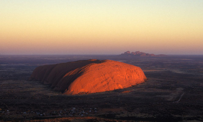 Der Uluru ("Ayers Rock") mit Kata Tjuta ("Olgas") im Hintergrund, Northern Territory, Australien