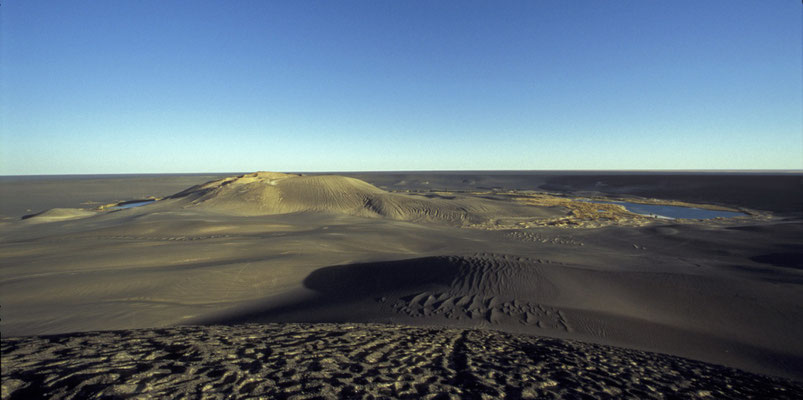 Der Wau an Namus - der "Mückenkrater" - ziemlich genau im geografischen Zentrum der Sahara, Libyen