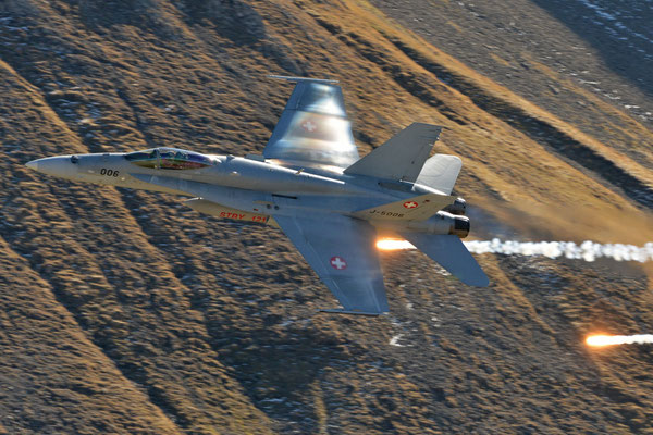F/A-18 Hornet beim Abschuss von Täuschkörpern (Flares), Fliegerschießen Axalp, Schweiz 2017 - Nikon D800 / Nikkor 200-500/5.6