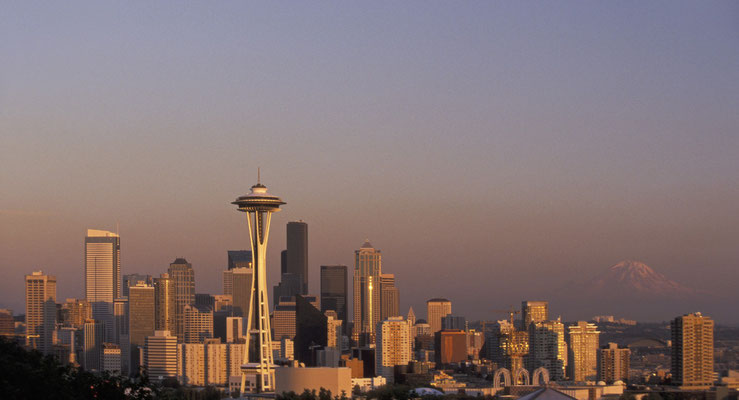 Space Needle vor der Skyline von Seattle, im Hintergrund der Vulkan Mount Rainier, USA