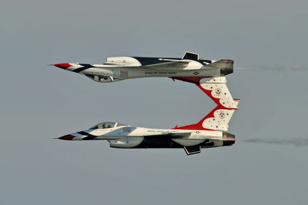 F-16 Fighting Falcon im Spiegelflug, US Air Force Thunderbirds, Jesolo Air Extreme, 2011