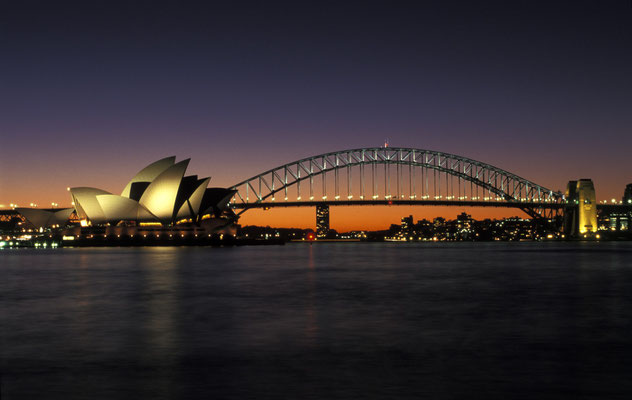 Opernhaus und Hafenbrücke ("Coathanger") in Sydney, Australien