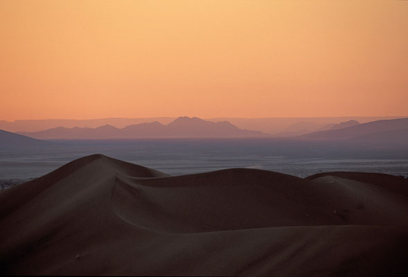 Sonnenaufgang im Sossusvlei in der Namib-Wüste, Namibia