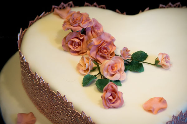 Herztorte mit Rosenbouquet in Vintage