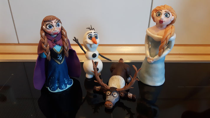 Die ganze Truppe noch zu Hause: Elsa, Anna, Olaf - der Schneemann und Sven, das wunderbare Rentier