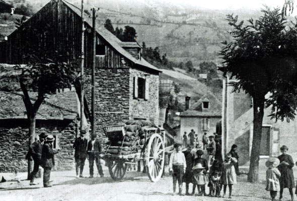 Convoi de minerai traversant le village de Sentein