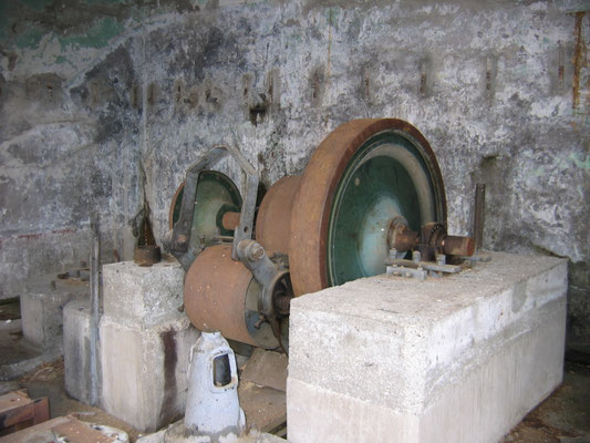 Vestiges de la petite centrale électrique de la mine