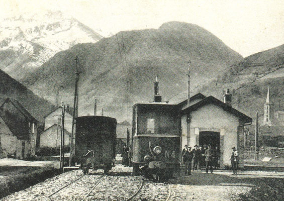 Le tramway à la gare de Sentein