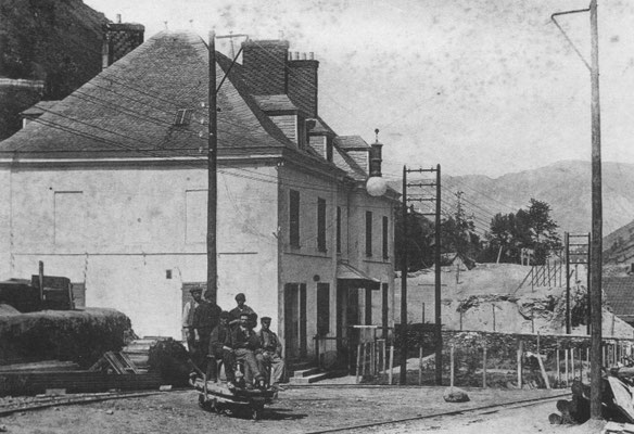 Le « château » en 1906 et des stériles sur la droite