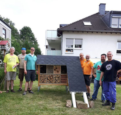 Insektenhotel und Bau-Team