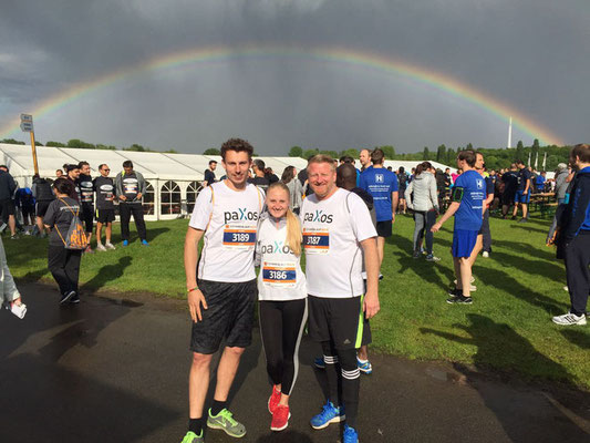 Firmenlauf Portrait unter Regenbogen