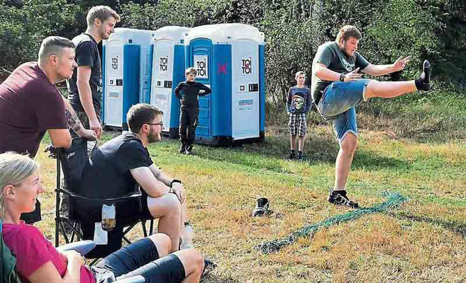 Bei der Lager-Olympiade können sich alle gegenseitig messen, hier beim Stiefel-Weitwurf.