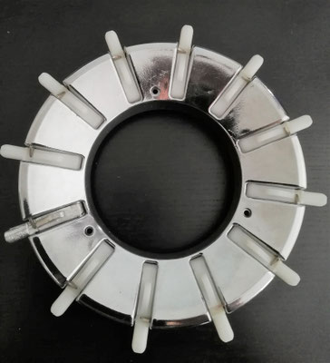 Eingesetzter Zinnhaken in den Verstrebungsring der Softbox