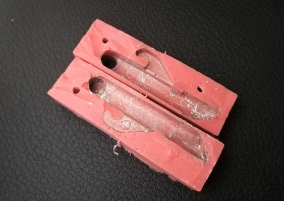 Silikonform des Hakens (nach Benutzung)