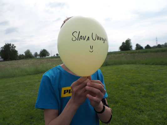 Jugendliche mit Luftballon