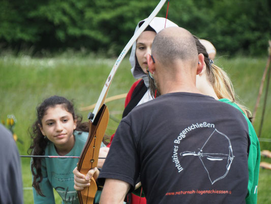 Eine Gruppe Jugendliche aus verschiedenen Kulturen beim intuitiven Bogenschiessen