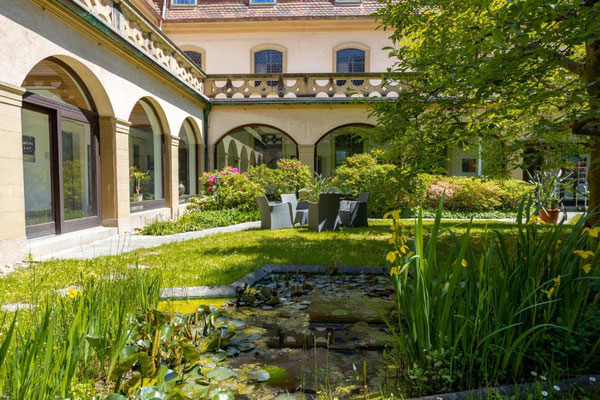 Schöner Innenhof mit Teich vom Kloster Maria Hilf in Bühl. Seminarort für intuitives Bogenschiessen von Naturnah-Bogenschiessen