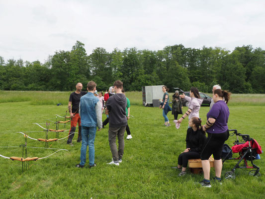 Intuitives Bogenschiessen bei Naturnah Bogenschiessen mit Jugendlichen aus unterschiedlichen Kulturen