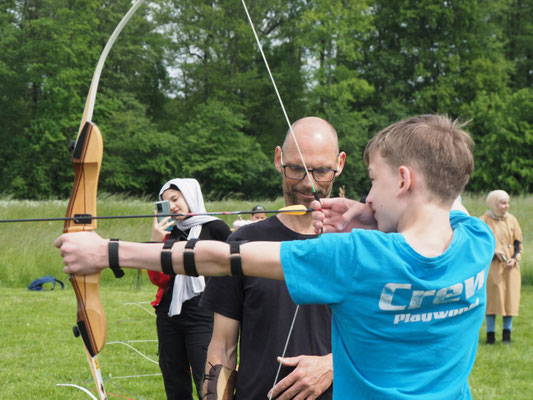 Intuitives Bogenschiessen bei Naturnah Bogenschiessen mit Jugendlichen aus unterschiedlichen Kulturen