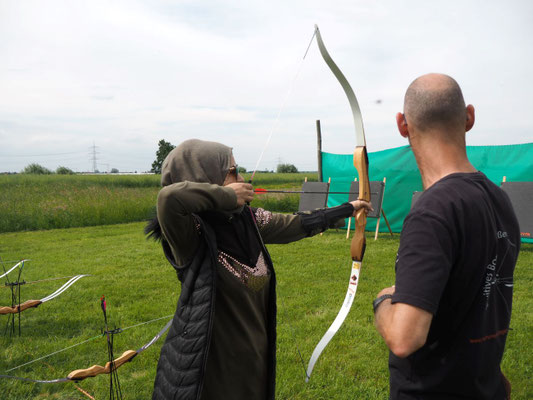 Intuitives Bogenschiessen bei Naturnah Bogenschiessen mit Jugendlichen aus unterschiedlichen Kulturen