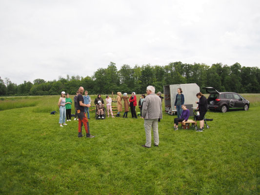 Eine Gruppe Jugendliche aus verschiedenen Kulturen beim intuitiven Bogenschiessen