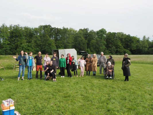 Eine Gruppe auf dem Bogenplatz von Naturnah Bogenschiessen