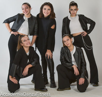 https://www.ogaeitaly.net/2021/11/13/elisabetta-lizza-sara-accompagnata-da-quattro-ballerine/