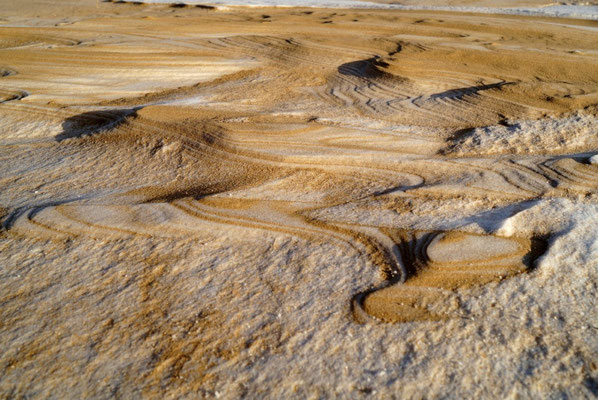 Muster aus Schnee und Sand