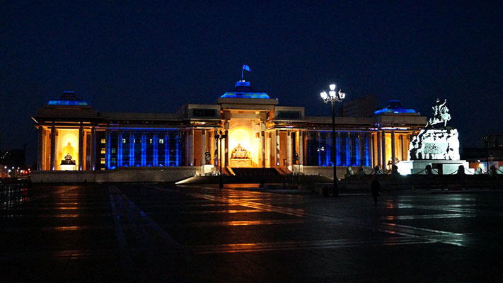 Dschingis-Khan-Platz bei Nacht