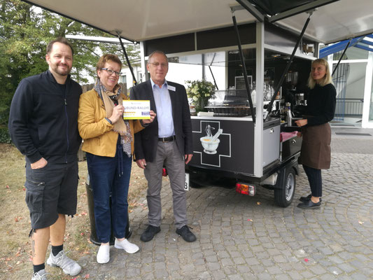 Petra Mellinghoff (Mitte) und Mitarbeiter G. Fiebig (re., Privatbüro Plus GmbH) und Hamid Haghgu (li. , Hamids Musikschule)