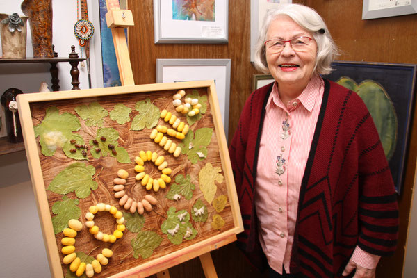 Käthe Wickert hat aus den Faltern, Eiern, Puppen und Kokons der Seidenraupe ein ganz eigenes Kunstwerk geschaffen.