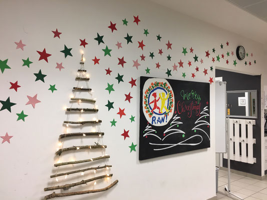 Kinder schmücken ihr RAN! mit erster selbstgemachter Weihnachtsdeko