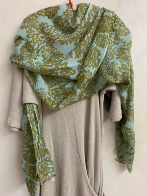 13. 100 % feinste Wolle, 70cm x 200 cm,  88,00€     
